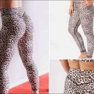 ZYIA Active Scrunchy What 7/8 Leggings Leopard Print Size 8-10